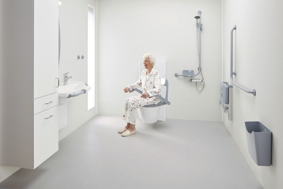 Woman in pink on Bano Turnable Toilet